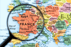 Carte de France avec une loupe au dessus