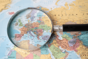 Carte d'Europe avec une loupe au dessus
