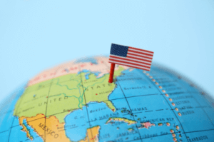 Drapeau américain planté sur la carte des États-Unis